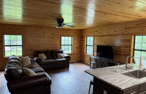 Fort Payne House | Cozy Gated Cabin Overlooking the Bluffs – Steps from Little River Canyon