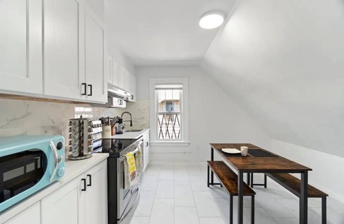 East Rock House | Cozy Gem in Heart of East Rock |King Bed| Near DT and Yale | Free Parking