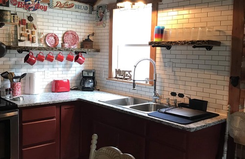 Grand Saline Cabin | Cozy get-away in the woods with private fishing pond
