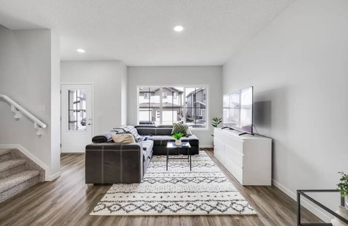 Southeast Edmonton House | *Cozy Getaway* 4 Beds| Close to Airportnn