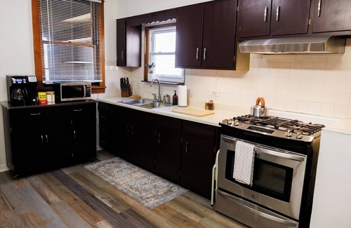 Chicago Apartment | Cozy Getaway Chicago Oasis in PortagePark 5 BD/3BR