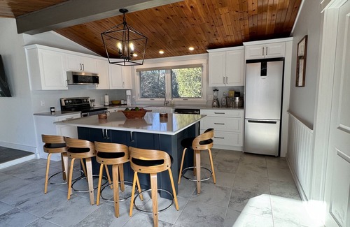 Central Frontenac Cottage | Cozy Getaway! Fully Renovated Winterized cottage with access to lake.