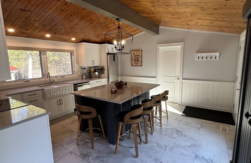 Central Frontenac Cottage | Cozy Getaway! Fully Renovated Winterized cottage with access to lake.