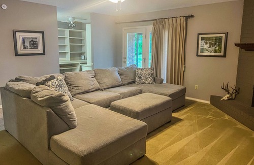 Van Buren House | Cozy getaway in the heart of town!