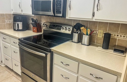 Van Buren House | Cozy getaway in the heart of town!