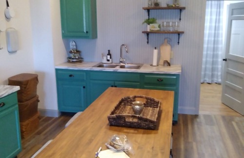 Lincoln Apartment | Cozy Getaway in the heart of Lincoln!
