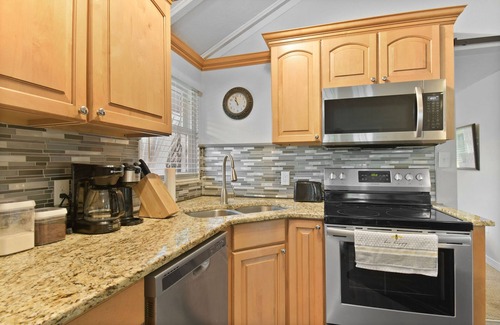 Babson Park House | Cozy Getaway with a Wrap-Around Deck, Gym, Pac-Man, and more!