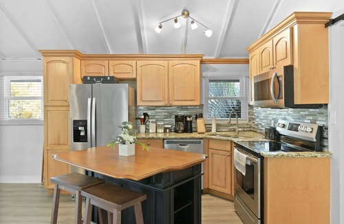 Babson Park House | Cozy Getaway with a Wrap-Around Deck, Gym, Pac-Man, and more!