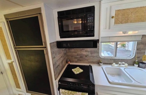 Lucasville House | Cozy Glamping Guesthouse with private yard, patio, firepit.