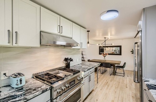 Applewood West House | Cozy Golden Estate