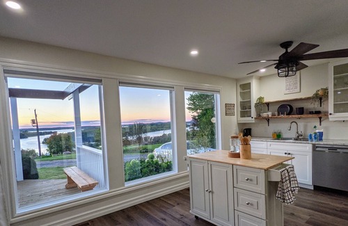 Roseneath Cottage | Cozy Grand View Hilltop Cottage (sleeps 8)