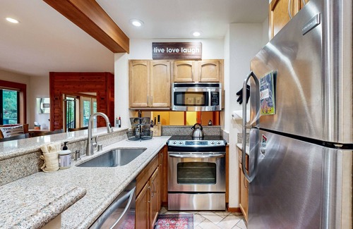 Tahoe Woods Apartment | Cozy Granlibakken ski in/out studio condo with streaming & on-site amenities