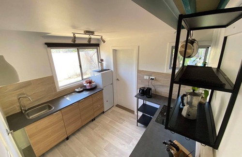 Quinns Rocks Cottage | Cozy Granny flat - Separate garden close to beach