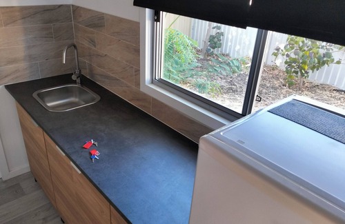 Quinns Rocks Cottage | Cozy Granny flat - Separate garden close to beach