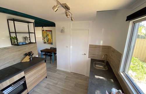 Quinns Rocks Cottage | Cozy Granny flat - Separate garden close to beach
