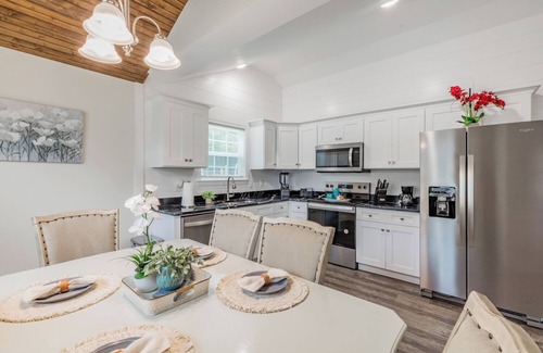 Dalton Apartment | Cozy Gray House - Spacious , Safe & Perfect for Families.