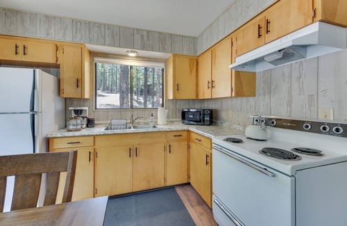 Greer Cabin | Cozy Greer Hideaway - Walk to the Colorado River!