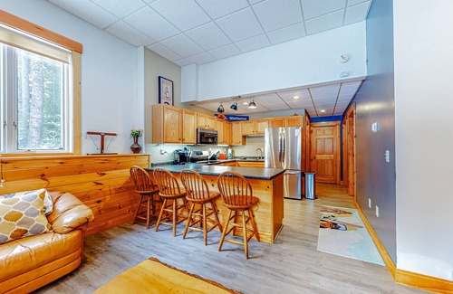 Carrabassett Valley Apartment | Cozy, ground-floor duplex retreat with direct shuttle service to Sugarloaf