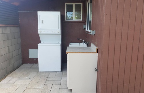 Blenman-Elm House | Cozy Guest House, 1BR, AC, Pets OK, Enclosed yard, New remodel