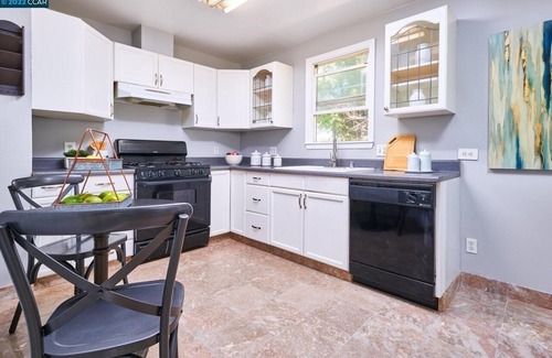Livermore House | Cozy Guest House close to Downtown!