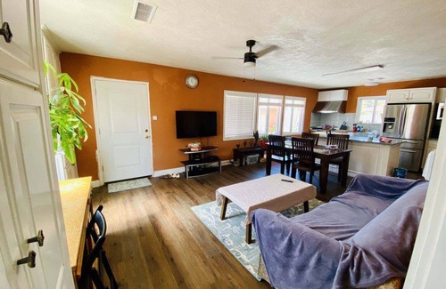 Ontario Apartment | Cozy guest house W/private entrance 10min to ONT