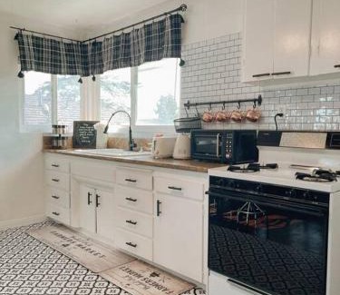 Midway City House | Cozy Guesthouse in Central OC