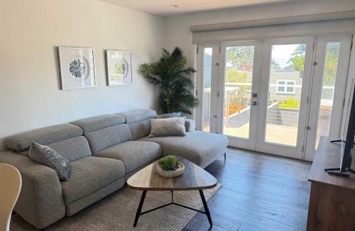 Parkside House | Cozy Guesthouse with Modern Appliances & Private Patio