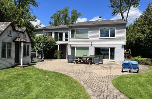 West Bloomfield House | Cozy home with direct lake view