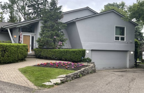 West Bloomfield House | Cozy home with direct lake view