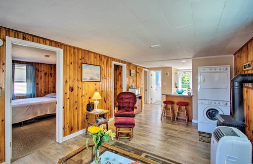 Hampton Cottage | Cozy Hampton Cottage - Walk to Beaches & Marina!