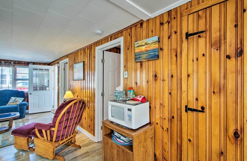 Hampton Cottage | Cozy Hampton Cottage - Walk to Beaches & Marina!