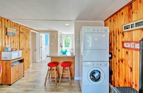 Hampton Cottage | Cozy Hampton Cottage - Walk to Beaches & Marina!