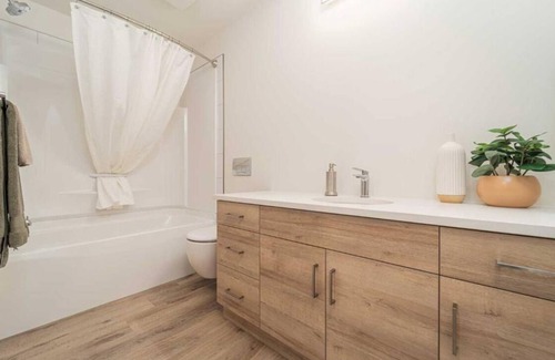 Lethbridge House | Cozy Haven!Close to Coalbanks School & Park & 5 mins drive to Uni of Lethbridge