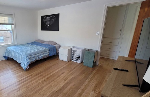 Eastwood House | Cozy haven Vacation/Work stay 5 min from downtown and hospitals