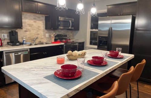Ames House | Cozy Haven: Your Home Away from Home Spacious 5-bedroom house with AC and Wi-Fi