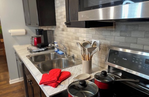 Ames House | Cozy Haven: Your Home Away from Home Spacious 5-bedroom house with AC and Wi-Fi