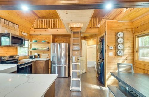 Hemphill Cabin | Cozy Hemphill Cabin w/Lake Views & Deck!