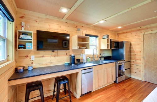 Damascus Apartment | Cozy Hiker's Hideaway: Steps From Creeper Trail!