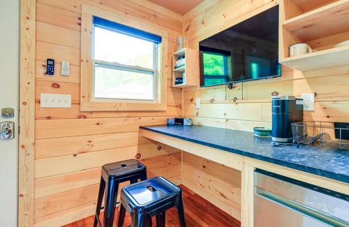 Damascus Apartment | Cozy Hiker's Hideaway: Steps From Creeper Trail!