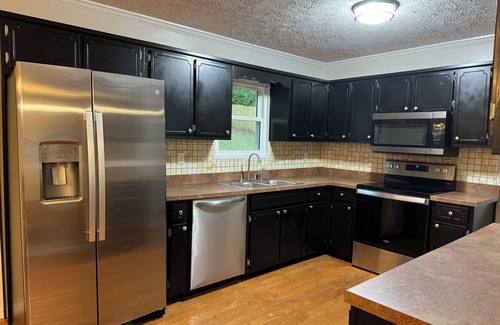 Dallas House | Cozy Hilltop 3-bedroom house in charming Dallas GA.
