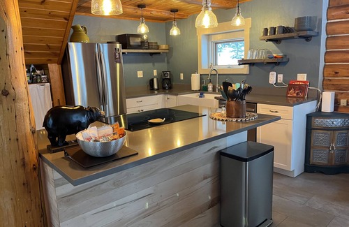 Big Sky House | Cozy, historic cabin in the woods, X-ski in/out, minutes to shops & restaurants