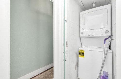 San Jacinto House | Cozy Historic Galveston House-8 min walk to beach!