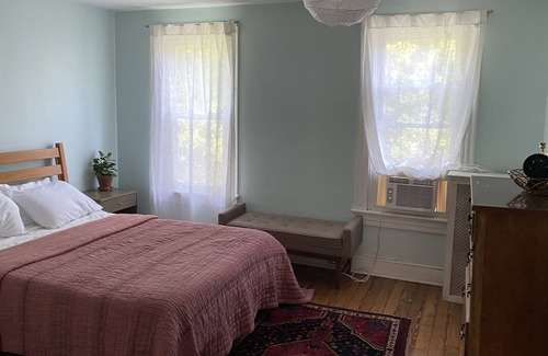 Roland Park House | Cozy Historic Rowhouse on the Cutest Block in Baltimore!