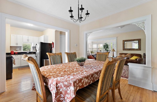 East Harriet House | Cozy Historical Home-Trendy Lakes Area- 3 Bedroom 1 & 1/2 Bath