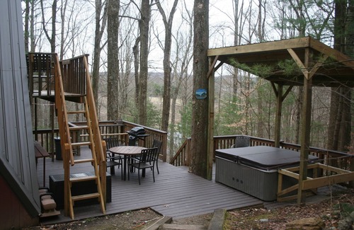Rockbridge Cottage | Cozy Hocking Hills cottage on a private lake with a hot tub!