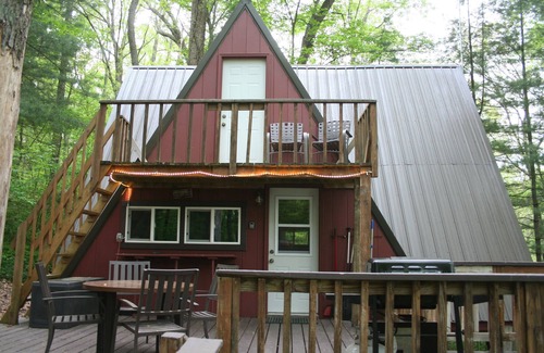 Rockbridge Cottage | Cozy Hocking Hills cottage on a private lake with a hot tub!