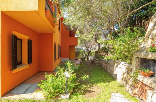 Barrabisa Apartment | Cozy Holiday Apartment "Conchiglia Blu" with Garden