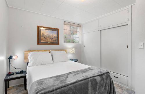 Boise House | Cozy Holiday Hideaway King Bed Free Parking