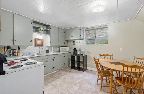 Boise House | Cozy Holiday Hideaway King Bed Free Parking