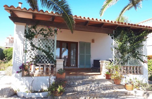Cala Llombards Ski Chalet | Cozy holiday home with a beautiful sea view from the roof!
